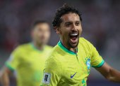 Marquinhos de Brasil celebra su gol hoy, en un partido de las Eliminatorias Sudamericanas para la Copa Mundial de Fútbol 2026 entre Perú y Brasil, en el estadio Nacional en Lima (Perú).