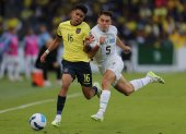 Kendry Páez (i) de Ecuador disputa el balón con Manuel Ugarte Ribeiro de Uruguay.