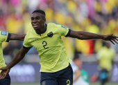 Félix Torres Caicedo de Ecuador celebra un gol, en un partido de las Eliminatorias Sudamericanas para la Copa Mundial de Fútbol 2026 entre Ecuador y Uruguay.