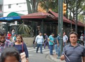 En los exteriores de las paradas de la metrovía los usuarios son atacados, con mucha frecuencia, por delincuentes que les arranchan sus pertenencias y huyen en moto.
