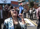 Protesta. Menos de medio centenar de abogados del gremio de Pichincha protestó afuera de la Judicatura.