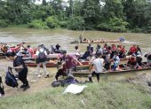 Grupo de migrantes intentando atravesar el Darién