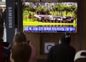 Espectadores surcoreanos ven en la noticia del lanzamiento hoy de dos misiles norcoreanos durante la visita a Rusia del líder norcoreano