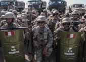 Fotografía de archivo. Un escuadrón de militares peruanos desplegados en una zona de control fronterizo, en Santa Rosa, limítrofe con Chile.