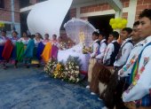 Actos. Estudiantes y grupos folclóricos cumplen el homenaje a la Virgen.