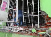 Afectación. Tras la explosión hubo daños en la puerta y en la mercadería.