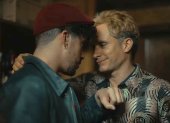 Bad Bunny y Gael García Bernal se besan en la película Cassandro