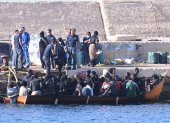 Nuevas oleadas de migrantes llegan a la isla italiana de Lampedusa, entre ellos una mujer que dió a luz en una barcaza y perdió a su bebe nada más nacer.