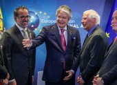 El presidente Guillermo Lasso y la delegación ecuatoriana junto al alto representante de la UE, Josep Borrell, el 17 de julio de 2023.