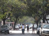 En el barrio Orellana hay más fresco. De eso dan cuenta sus residentes y algunos vecinos aledaños, incluidos universitarios que caminan por la Luis Vernaza hasta llegar a paraderos de buses.