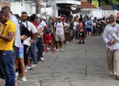 Migrantes por buscar asilo saturan frontera con Guatemala