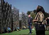 Visitantes del monumento para víctimas de crímenes de guerra