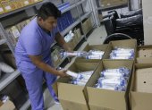 Compras. Personal del área de bodega del hospital Teodoro Maldonado revisa dispositivos médicos, en abril.