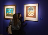 Exhibición. Dos personas recorren la muestra en el MuNa de Quito, que ha sido preparada con obras de la artista plástica Judith Gutiérrez.