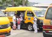 Colegios como la Academia Naval Almirante Illingworth, han tomado medidas. Cada vehículo tiene un representante de la cooperativa de transporte y un auxiliar que acompaña a los alumnos.