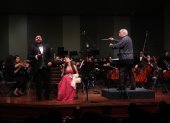 El público aplaudió la presentación de la Orquesta Filarmónica Municipal de Guayaquil y su concierto de temporada con el director invitado Enrique Pérez Mesa, además del tenor salvadoreño Enrique Mancía y la soprano ecuatoriana Vanessa Lamar.