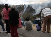 Alerta. Los vecinos de Guápulo estuvieron atentos a que las llamas no lleguen a sus casas.