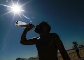 Un hombre bebe agua durante el descanso de una actividad física este 19 de septiembre de 2023 en la playa de Copacabana, en Río de Janeiro.