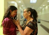 Ovarios. Scarlett Valero junto con su abuelita sonríen a la vida tras batallar por años el cáncer a los ovarios en la joven. Hoy, ella da su testimonio con mucha felicidad.