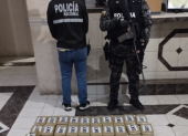 Agentes policiales junto a la droga incautada.