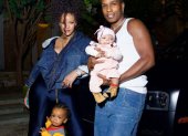 Rihanna junto a su esposo  A$AP Rocky y sus dos hijos.