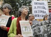 Imagen de archivo de víctimas del franquismo durante una concentración ante la sede del Ministerio de Justicia en Madrid.