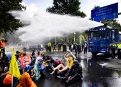 En la imagen de archivo, la policía utiliza un cañón de agua mientras activistas climáticos protestan en la autopista A12 en La Haya, Países Bajos.