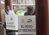 Los ecuatorianos en el exterior deberán votar personalmente en segunda vuelta luego del fracaso del voto telemático.