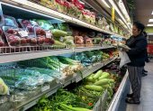 Una mujer compra alimentos en un supermercado en Caracas (Venezuela), en una fotografía de archivo.