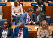El jefe del Gobierno español en funciones, Pedro Sánchez (c), saluda al presidente de Sudáfrica, Cyril Ramaphosa (d), durante la Asamblea General de la ONU.