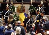Soldados del batallón Guardia Presidencial acompañan el féretro con el cuerpo del maestro Fernando Botero en el Capitolio en Bogotá.