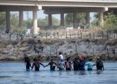 Un grupo de migrantes intenta cruzar el río Bravo para llegar a los Estados Unidos