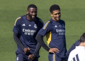 El jugador alemán Antonio Rüdiger (i) y el británico Jude Bellingham, durante el entrenamiento que celebró el Real Madrid este sábado 23 de septiembre en las instalaciones del club en Valdebebas.