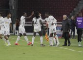 José Angulo (19) es felicitado por sus compañeros tras marcar el gol ante Orense.