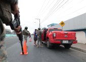 Operativo. Militares realizan un control vial en un sector de Durán.
