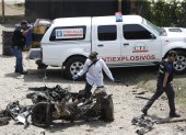 Técnicos antiexplosivos inspeccionan un carro bomba, activado contra una subestación de policía hoy, en el corregimiento Potrerito, del municipio de Jamundí, Valle del Cauca (Colombia).