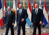 El presidente de Azerbaiyán, Ilham Alíev (i) y el primer ministro de Armenia, Nikol Pashinián (d), durante una reunión en Bruselas con el presidente del Consejo Europeo,