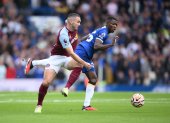 London (United Kingdom), 24/09/2023.- Chelsea"Äôs Moises Caiocedo (R) and Aston Villa"s John McGinn in action during the English Premier League match between Chelsea FC and Aston Villa FC, in London, Britain, 24 September 2023. (Reino Unido, Londres) EFE/EPA/DANIEL HAMBURY EDITORIAL USE ONLY. No use with unauthorized audio, video, data, fixture lists, club/league logos or "live" services. Online in-match use limited to 120 images, no video emulation. No use in betting, games or single club/league/player publications.