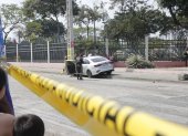 Guayaquil. La tarde del sábado, un hombre que se movilizaba en este auto fue baleado junto con su hijo.