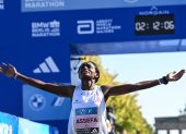 Tigist Assefa y su felicidad tras ganar la maratón de Berlín e imponer récord.