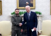 El presidente de Ucrania, Volodímir Zelenski, y el presidente de Estados Unidos, Joe Biden, se dan la mano durante una reunión bilateral en la Casa Blanca, en Washington, el 21 de septiembre de 2023.