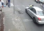 Un agente metropolitano de Tránsito fue embestido por un automóvil, cuando realizaban un operativo de control en el sector de Calderón, norte de Quito. 

Según información proporcionada por la AMT a este Diario, el conductor del carro implicado habría estado mal estacionado y cuando el agente se acercó a solicitar la documentación para aplicar la sanción respectiva, el implicado intentó huir, llevándose por delante al metropolitano. 

El hecho se reportó la tarde del domingo 24 de septiembre en las calles 9 de Agosto y Quitus. El automotor recorrió cerca de cuatro cuadras con el uniformado sobre el capó, hasta que finalmente la gente del sitio logró detener al vehículo. 

El agente metropolitano recibió incapacidad de tres días. El involucrado fue detenido y en la audiencia de formulación de cargos se dictó 30 días de instrucción fiscal. El hombre quedó libre y el vehículo implicado retenido en el patio El Arenal. 	KHR
