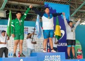 Jostin Ormaza (c) alzó sus brazos en señal de festejo por el primer lugar.