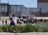 Un migrante corre ante la presencia de operativos de patrullaje en la frontera con Estados Unidos en Ciudad Juárez (México).
