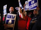 Miles de trabajadores de GM y Ford en huelga.