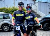 Byron Guamá con su hijo Matías, de 12 años, quien sigue su legado en el ciclismo.