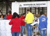 Cita. Los paquetes con el material para 101 delegaciones del exterior son papeletas para elegir asambleístas.