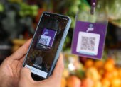 Un cliente escanea un código QR para realizar un pago, el 8 de septiembre de 2023