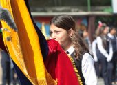 Inclinados frente a la bandera nacional, los estudiantes de tercero de bachillerato juraron defenderla, respetarla y dar su vida si fuera necesario.