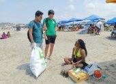 Los estudiantes dialogan con los turistas sobre la importancia de mantener limpias las playas.